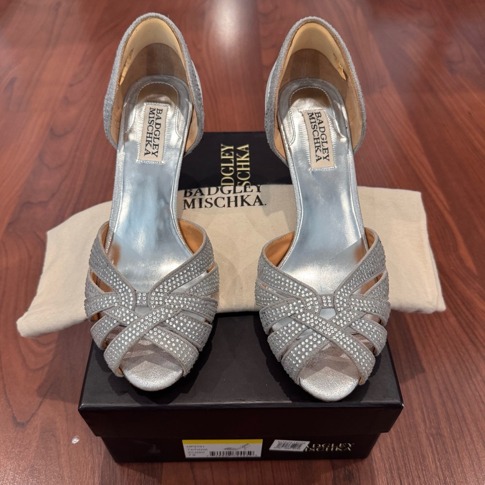Badgley Mischka Tatiana Silver Strappy Peep Toe Heels size 7.5